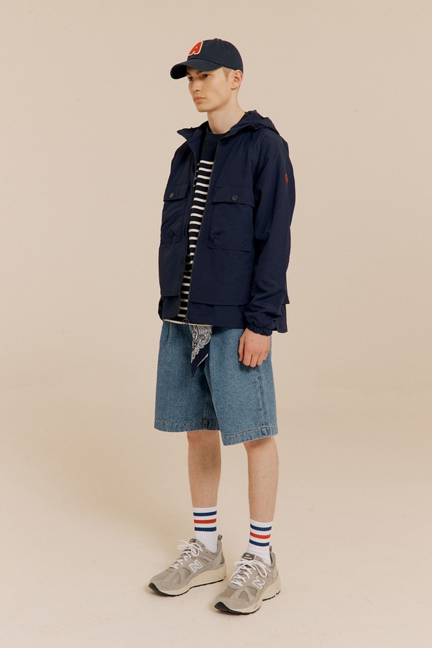 경량 윈드브레이커 NAVY는 가볍고 시원한 착용감을 제공하는 남성용 윈드브레이커입니다. 네이비 컬러에 무지 디자인으로 어떤 스타일에도 쉽게 매치할 수 있으며, 봄, 여름 시즌에 적합합니다. 경량 나일론 소재로 제작되어 방풍 기능과 가벼움을 동시에 갖추었습니다. 후드가 달려 있어 캐주얼하고 스포티한 스타일을 연출하며, 일상, 스포츠 활동, 여행 시에도 편안하게 착용할 수 있습니다. 레귤러핏에 집업 방식으로 간편하게 착용 가능하며, 크롭 기장과 긴 소매 디자인으로 활동성을 높였습니다.
