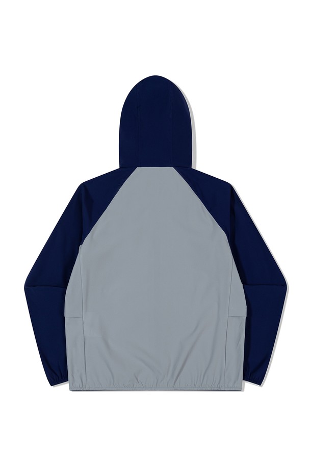 앵글러 스트레치 재킷 네이비는 남성용 자켓입니다. 네이비 및 그레이 두 가지 색상으로 출시되었으며, 봄, 가을에 입기 적합합니다. 스포츠 활동이나 일상생활에서 모두 활용 가능하며, 스포티, 캐주얼, 미니멀 스타일을 연출할 수 있습니다. 나일론과 폴리에스터 혼방 소재로 제작되어 부드러운 촉감과 신축성을 제공하며, 얇은 두께감으로 활동성을 높였습니다. 산책룩, 여행룩에 완벽하게 어울리는 무지 패턴의 레귤러 핏 집업 자켓입니다.
