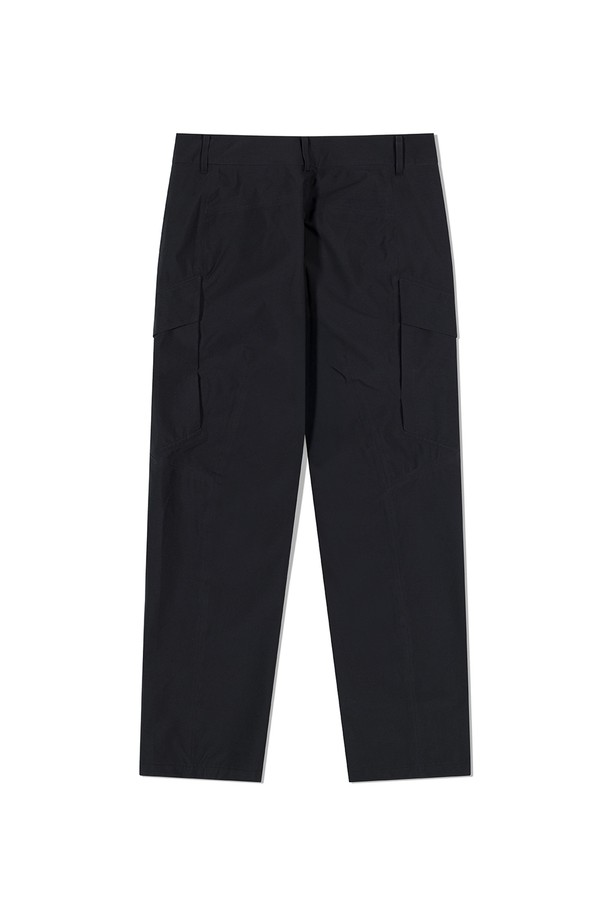 앵글러 3L 팬츠 BLACK는 남성용 낚시 및 아웃도어 활동에 적합한 긴 바지입니다. 방수, 방풍, 투습 기능을 갖춘 3LAYER 프리미엄 팬츠로, 재활용 나일론 소재를 사용하여 제작되었습니다. 레귤러핏 디자인에 입체 패턴과 허리 2마그넷 포켓, 사이드 2지퍼 포켓, 허리 후크 지퍼 등의 디테일을 더하여 스포티한 스타일을 연출합니다.
