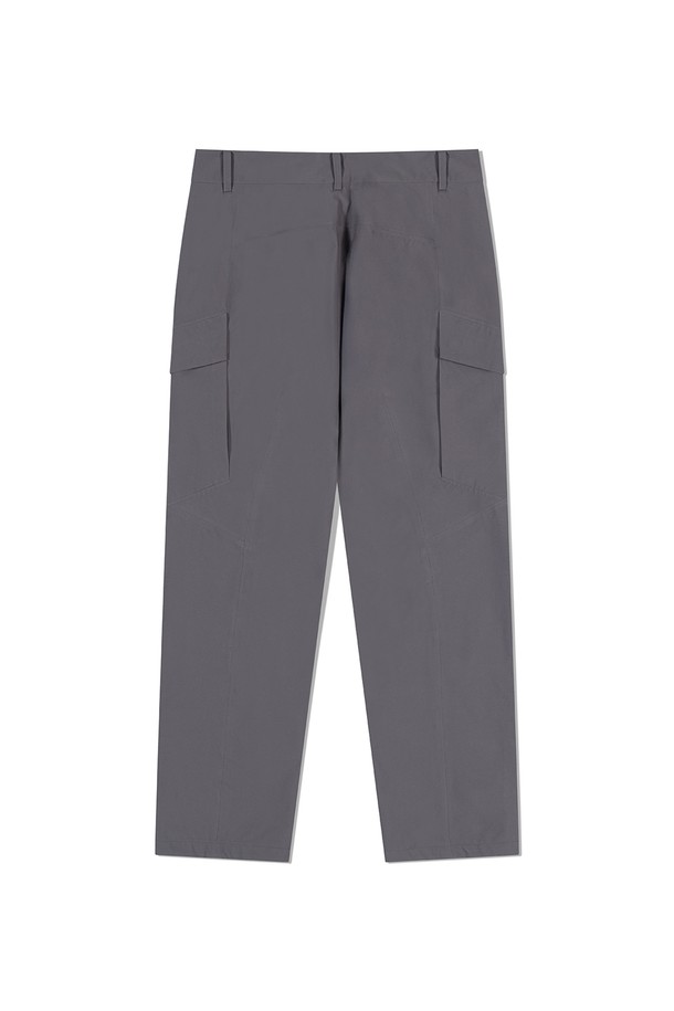 **앵글러 3L 팬츠 GREY**는 낚시 및 아웃도어 활동에 최적화된 남성용 긴 바지입니다. 뛰어난 방수, 방풍, 투습 기능을 갖춘 3LAYER 프리미엄 팬츠로, 리사이클된 친환경 나일론 소재를 사용하여 제작되었습니다. 레귤러핏으로 편안한 착용감을 제공하며, 입체 패턴, 2개의 사이드 지퍼 포켓, 허리 2마그넷 포켓, 허리 후크 지퍼, 고무 및 사이드 서클 와펜 등의 디테일로 스포티한 스타일을 완성합니다.
