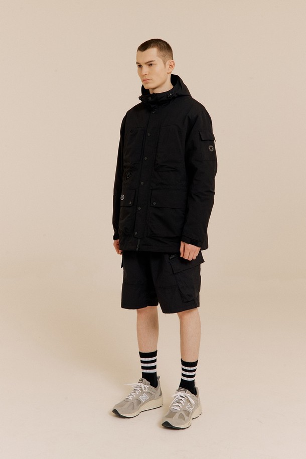 시그니처 레코드 자켓 BLACK은 남성을 위한 아우터입니다. 봄, 가을 계절에 착용하기 좋으며, 일상생활과 스포츠 활동 모두에 적합합니다. 나일론 소재로 제작되어 부드러운 촉감을 선사하며, 얇은 두께감으로 편안하게 착용할 수 있습니다. 스탠드 칼라와 사이드 포켓, 로고 디테일이 돋보이는 스포츠 자켓으로, 캐주얼, 스포티, 미니멀 스타일을 연출하기 좋습니다. 출근룩과 가을 나들이룩에 활용하여 멋스러운 스타일을 완성해보세요.
