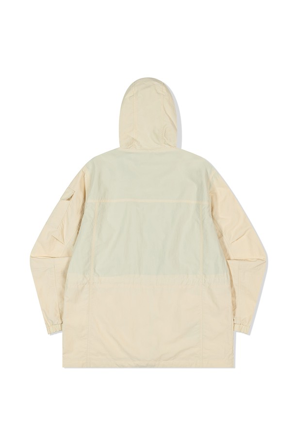 시그니처 레코드 재킷 LIGHT BEIGE는 가볍고 편안한 착용감을 제공하는 남녀 공용 재킷입니다. 라이트 베이지 색상의 무지 디자인으로, 캐주얼, 스포티, 미니멀한 스타일을 연출하기에 좋습니다. 봄, 가을 시즌에 적합하며, 일상, 산책, 여행, 등산 등 다양한 TPO에 활용할 수 있습니다. 방수 및 방풍 기능을 갖춘 나일론 소재로 제작되어 활동적인 날씨에도 쾌적함을 유지해 줍니다. 레귤러 핏에 후드, 포켓, 집업 여밈 방식, 긴 소매 디테일이 더해져 실용성을 높였습니다.
