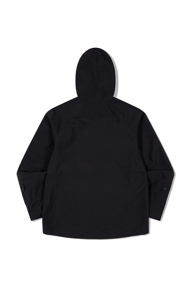 앵글러 3L 자켓 BLACK은 3LAYER 원단으로 제작되어 방수, 방풍, 투습 기능을 제공하며, 스포티한 스타일의 무지 자켓입니다. 지퍼형 여밈 방식과 긴 소매 기장으로 제작되었으며, 앞면 4포켓, 소매 3포켓, 소매 벨크로, 후드 스트링 스토퍼 등의 특징을 갖추었습니다. 가슴 오리지널 로고 자수와 소매 서클 와펜 디테일이 돋보이는, 낚시 활동에 적합한 자켓입니다.
