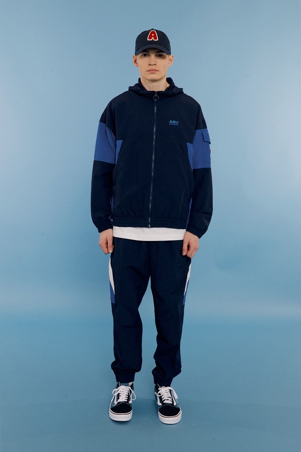 네이비 컬러의 웜업 조거는 남성용 트레이닝 조거팬츠입니다. 봄, 여름 시즌에 적합하며 스포티하고 캐주얼한 스타일을 연출합니다. 허리 및 밑단 밴딩 처리와 허리 스트링으로 편안한 착용감을 제공하며, 사이드 컬러 블록 디자인이 돋보입니다. 앞면 2 포켓과 뒷면 2 벨크로 포켓으로 실용성을 더했으며, 조거핏과 입체 패턴으로 활동성을 높였습니다. 피트니스룩, 집콕룩, 산책룩 등 다양한 TPO에 활용하기 좋습니다.
