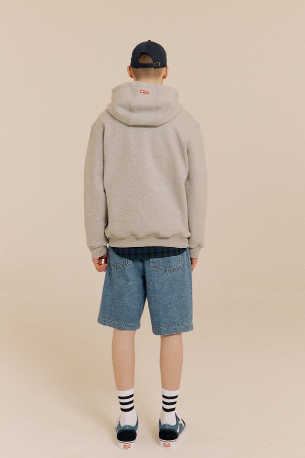 피싱 베이직 후디 멜란지 그레이는 남성용 후드티로, 베이직하고 캐주얼한 스타일을 추구합니다. 멜란지 그레이 컬러에 면과 기모 소재를 사용하여 부드러운 촉감과 두꺼운 두께로 제작되어 봄, 가을, 겨울에 착용하기 좋습니다. 캥거루 포켓, 립 디테일, 스트링 후드, 고무 짜임이 적용되어 실용성과 디자인을 모두 갖췄으며, 레귤러핏으로 편안하게 착용 가능합니다. 동네 마실룩, 집콕룩, 겨울 데일리룩 등 다양한 TPO에 활용할 수 있으며, 캐주얼, 미니멀, 클래식 스타일을 즐기는 고객에게 적합합니다.
