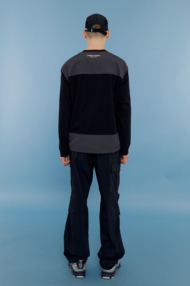 메쉬 포켓 긴팔 티셔츠 BLACK는 봄, 가을에 착용하기 좋은 공용 긴팔 티셔츠입니다. 부드러운 면혼방 소재로 제작되어 흡습 기능이 있으며, 레귤러 핏으로 편안하게 착용할 수 있습니다. 라운드넥 디자인에 밑단 스트링, 넥 테이프, 가슴 및 사이드 직조 라벨, 뒷면 프린트와 메쉬 포켓 디테일이 돋보입니다. 아웃도어 활동이나 일상에서 캐주얼, 스포티, 미니멀한 스타일로 연출하기 좋으며, 산책, 여행, 등산룩으로 활용하기 좋습니다.
