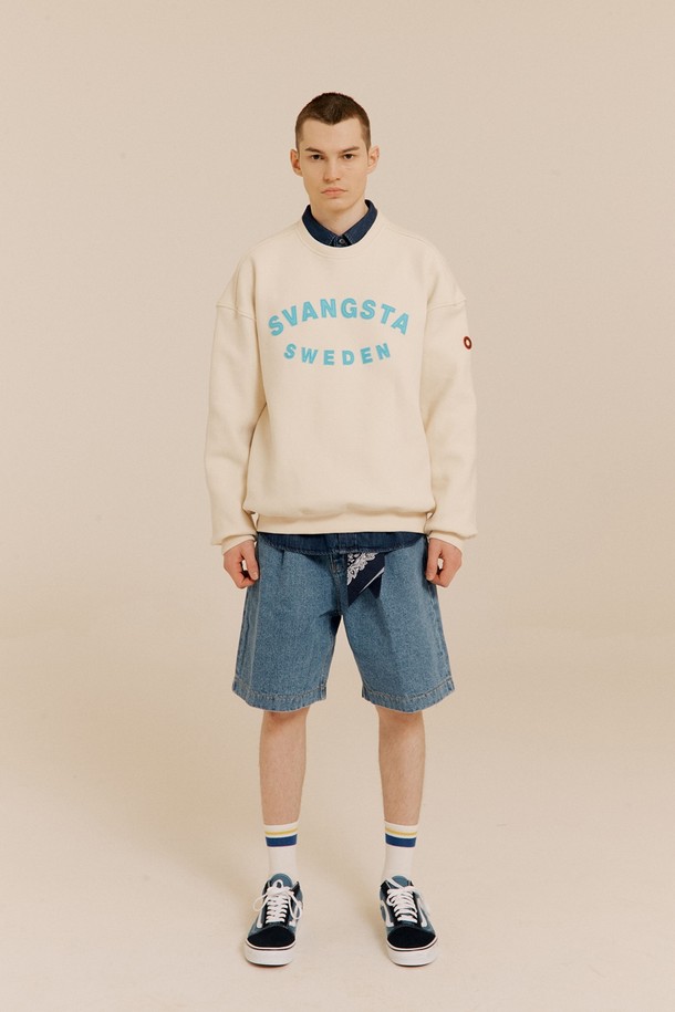 "스방스타 맨투맨 IVORY"는 캐주얼, 스포티, 미니멀 스타일을 추구하는 분들을 위한 맨투맨입니다. 봄, 가을에 활용하기 좋은 면 혼방 소재로 제작되어 부드러운 촉감을 선사합니다. 라운드넥에 레귤러핏으로 제작되었으며, 일상생활뿐만 아니라 가벼운 산책 시에도 편안하게 착용할 수 있습니다. 소매 서클 와펜과 사이드 스웨덴 플래그 라벨이 디자인 포인트를 더하며, 넥테이프, 소매단 및 밑단 립 처리로 깔끔한 마무리를 보여줍니다. 아이보리 컬러의 레귤러 기장 긴소매 맨투맨으로, 다양한 룩에 활용하기 좋습니다.
