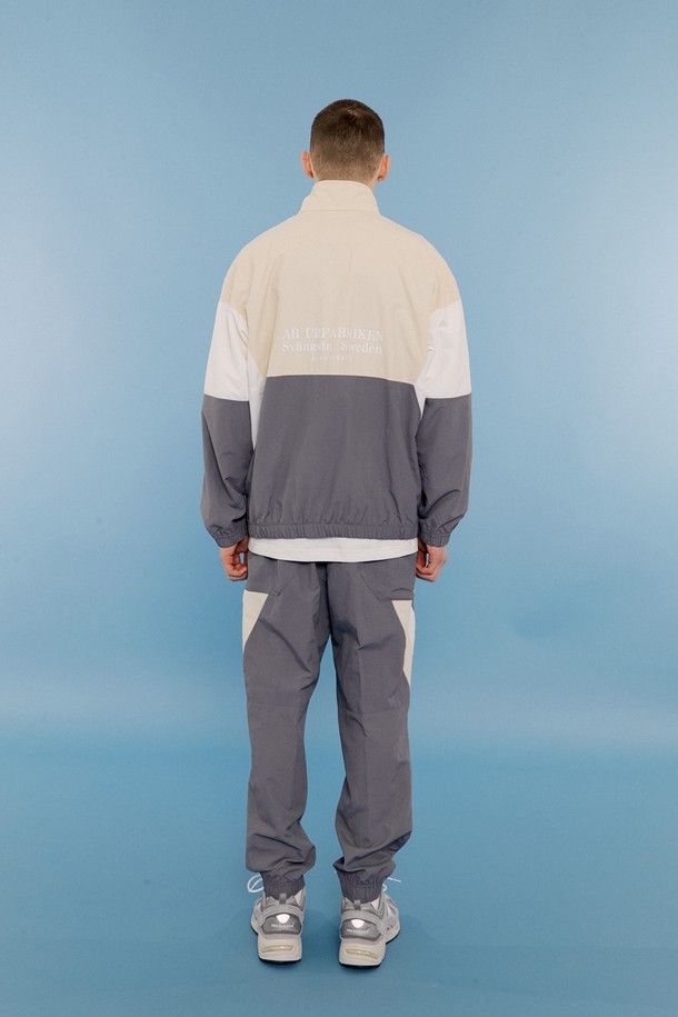 **웜업 아노락 라이트 베이지**는 가볍고 부드러운 나일론 소재로 제작되어 봄, 가을 간절기에 착용하기 좋은 남성 아노락입니다. 라이트 베이지와 그레이 두 가지 색상으로 출시되었으며, 스포티하면서도 캐주얼한 스타일을 연출할 수 있습니다. 오버핏 디자인에 반집업과 스트링 디테일이 더해져 활동성을 높였으며, 산책, 여행, 등산 등 다양한 TPO에 활용 가능합니다. 무지 디자인으로 미니멀한 스타일을 선호하는 분들께 추천하며, 얇은 두께감으로 간편하게 착용할 수 있습니다.
