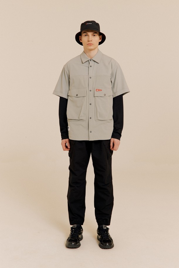 스방스타 조거 BLACK은 남성용 조거팬츠입니다. 블랙 컬러의 무지 디자인으로, 스포츠 활동과 일상 모두에 적합합니다. 봄, 여름 시즌에 착용하기 좋으며, 스포티함과 캐주얼한 스타일을 연출할 수 있습니다. 입체 패턴, 밑단 지퍼, 허리 스트링, 앞면 4개, 뒷면 2개의 포켓으로 실용성을 더했고, 밴딩 처리로 편안한 착용감을 제공합니다. 허리 사이즈 조절이 가능하며, 스방스타 직조 라벨로 포인트를 더했습니다. 피트니스룩, 러닝룩, 미니멀한 스타일을 즐기는 분들에게 추천합니다.
