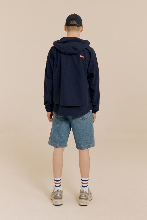 경량 윈드브레이커 NAVY는 가볍고 시원한 착용감을 제공하는 남성용 윈드브레이커입니다. 네이비 컬러에 무지 디자인으로 어떤 스타일에도 쉽게 매치할 수 있으며, 봄, 여름 시즌에 적합합니다. 경량 나일론 소재로 제작되어 방풍 기능과 가벼움을 동시에 갖추었습니다. 후드가 달려 있어 캐주얼하고 스포티한 스타일을 연출하며, 일상, 스포츠 활동, 여행 시에도 편안하게 착용할 수 있습니다. 레귤러핏에 집업 방식으로 간편하게 착용 가능하며, 크롭 기장과 긴 소매 디자인으로 활동성을 높였습니다.
