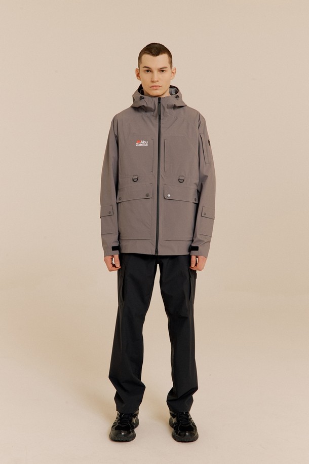 앵글러 3L 팬츠 BLACK는 남성용 낚시 및 아웃도어 활동에 적합한 긴 바지입니다. 방수, 방풍, 투습 기능을 갖춘 3LAYER 프리미엄 팬츠로, 재활용 나일론 소재를 사용하여 제작되었습니다. 레귤러핏 디자인에 입체 패턴과 허리 2마그넷 포켓, 사이드 2지퍼 포켓, 허리 후크 지퍼 등의 디테일을 더하여 스포티한 스타일을 연출합니다.
