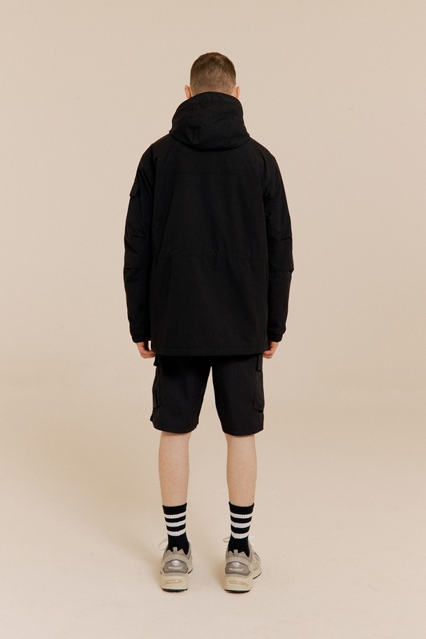 시그니처 레코드 자켓 BLACK은 남성을 위한 아우터입니다. 봄, 가을 계절에 착용하기 좋으며, 일상생활과 스포츠 활동 모두에 적합합니다. 나일론 소재로 제작되어 부드러운 촉감을 선사하며, 얇은 두께감으로 편안하게 착용할 수 있습니다. 스탠드 칼라와 사이드 포켓, 로고 디테일이 돋보이는 스포츠 자켓으로, 캐주얼, 스포티, 미니멀 스타일을 연출하기 좋습니다. 출근룩과 가을 나들이룩에 활용하여 멋스러운 스타일을 완성해보세요.
