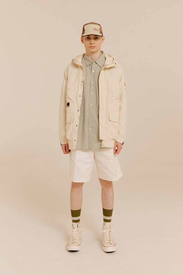 시그니처 레코드 재킷 LIGHT BEIGE는 가볍고 편안한 착용감을 제공하는 남녀 공용 재킷입니다. 라이트 베이지 색상의 무지 디자인으로, 캐주얼, 스포티, 미니멀한 스타일을 연출하기에 좋습니다. 봄, 가을 시즌에 적합하며, 일상, 산책, 여행, 등산 등 다양한 TPO에 활용할 수 있습니다. 방수 및 방풍 기능을 갖춘 나일론 소재로 제작되어 활동적인 날씨에도 쾌적함을 유지해 줍니다. 레귤러 핏에 후드, 포켓, 집업 여밈 방식, 긴 소매 디테일이 더해져 실용성을 높였습니다.
