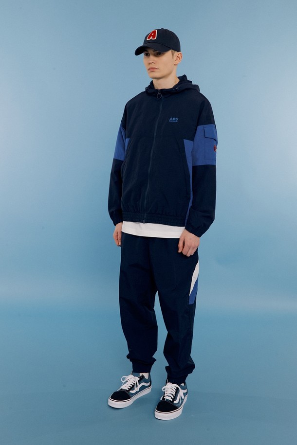 네이비 컬러의 웜업 조거는 남성용 트레이닝 조거팬츠입니다. 봄, 여름 시즌에 적합하며 스포티하고 캐주얼한 스타일을 연출합니다. 허리 및 밑단 밴딩 처리와 허리 스트링으로 편안한 착용감을 제공하며, 사이드 컬러 블록 디자인이 돋보입니다. 앞면 2 포켓과 뒷면 2 벨크로 포켓으로 실용성을 더했으며, 조거핏과 입체 패턴으로 활동성을 높였습니다. 피트니스룩, 집콕룩, 산책룩 등 다양한 TPO에 활용하기 좋습니다.
