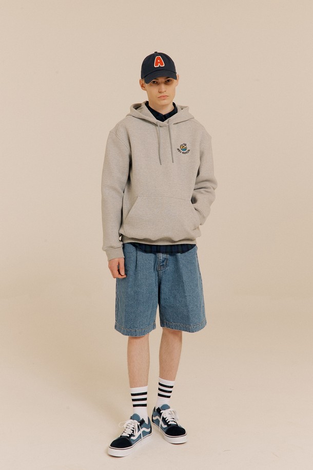 피싱 베이직 후디 멜란지 그레이는 남성용 후드티로, 베이직하고 캐주얼한 스타일을 추구합니다. 멜란지 그레이 컬러에 면과 기모 소재를 사용하여 부드러운 촉감과 두꺼운 두께로 제작되어 봄, 가을, 겨울에 착용하기 좋습니다. 캥거루 포켓, 립 디테일, 스트링 후드, 고무 짜임이 적용되어 실용성과 디자인을 모두 갖췄으며, 레귤러핏으로 편안하게 착용 가능합니다. 동네 마실룩, 집콕룩, 겨울 데일리룩 등 다양한 TPO에 활용할 수 있으며, 캐주얼, 미니멀, 클래식 스타일을 즐기는 고객에게 적합합니다.
