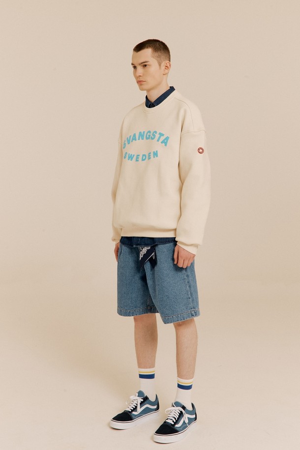 "스방스타 맨투맨 IVORY"는 캐주얼, 스포티, 미니멀 스타일을 추구하는 분들을 위한 맨투맨입니다. 봄, 가을에 활용하기 좋은 면 혼방 소재로 제작되어 부드러운 촉감을 선사합니다. 라운드넥에 레귤러핏으로 제작되었으며, 일상생활뿐만 아니라 가벼운 산책 시에도 편안하게 착용할 수 있습니다. 소매 서클 와펜과 사이드 스웨덴 플래그 라벨이 디자인 포인트를 더하며, 넥테이프, 소매단 및 밑단 립 처리로 깔끔한 마무리를 보여줍니다. 아이보리 컬러의 레귤러 기장 긴소매 맨투맨으로, 다양한 룩에 활용하기 좋습니다.
