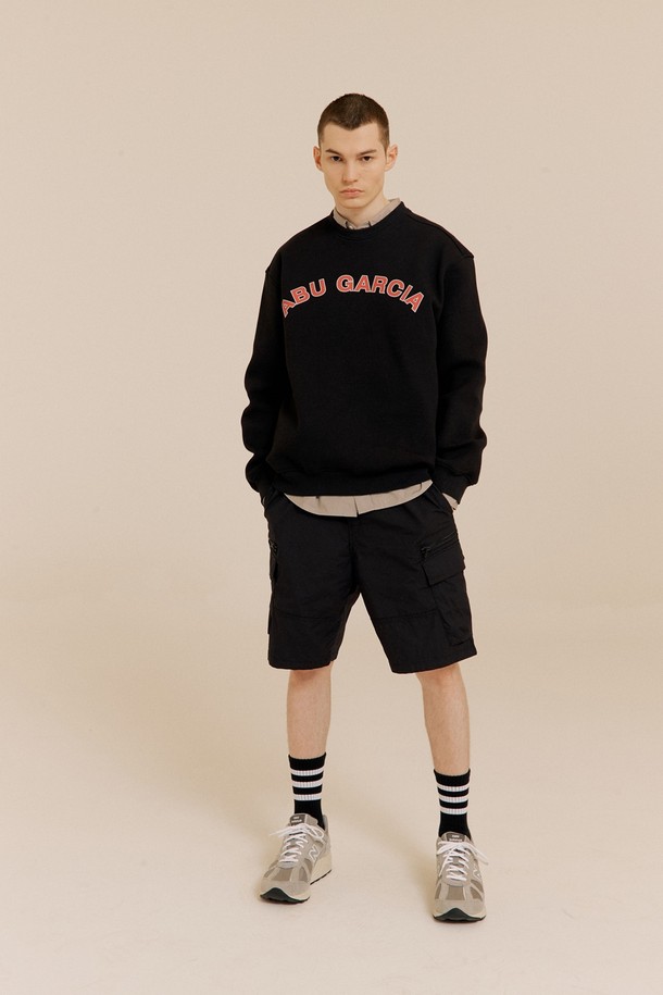 ABU 베이직 맨투맨 BLACK은 남성용 맨투맨으로, 봄, 가을에 착용하기 좋은 캐주얼 스타일의 의류입니다. 부드러운 면 소재의 레귤러핏 라운드넥 디자인으로, 일상생활에서 편안하게 착용할 수 있습니다. 블랙 컬러 바탕에 아치형 실리콘 로고 프린트와 백프린트 디테일이 특징이며, 넥 테이프 처리로 늘어짐을 방지하고 소매단과 밑단 립 처리로 깔끔한 마감을 더했습니다. "동네 마실룩"이나 "가을 나들이룩"에 적합하며, 미니멀하고 클래식한 스타일을 연출할 수 있습니다.
