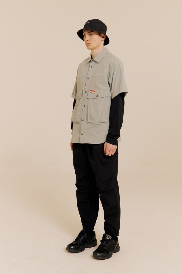 스방스타 조거 BLACK은 남성용 조거팬츠입니다. 블랙 컬러의 무지 디자인으로, 스포츠 활동과 일상 모두에 적합합니다. 봄, 여름 시즌에 착용하기 좋으며, 스포티함과 캐주얼한 스타일을 연출할 수 있습니다. 입체 패턴, 밑단 지퍼, 허리 스트링, 앞면 4개, 뒷면 2개의 포켓으로 실용성을 더했고, 밴딩 처리로 편안한 착용감을 제공합니다. 허리 사이즈 조절이 가능하며, 스방스타 직조 라벨로 포인트를 더했습니다. 피트니스룩, 러닝룩, 미니멀한 스타일을 즐기는 분들에게 추천합니다.
