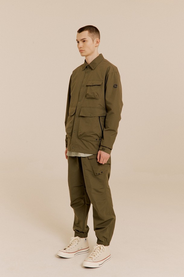 스방스타 조거 카키는 남성용 조거 팬츠입니다. 캐주얼, 스포티, 미니멀 스타일을 모두 아우르며, 스포츠 활동과 일상생활에서 두루 활용할 수 있습니다. 봄, 여름 시즌에 적합하며, 릴랙스핏으로 편안한 착용감을 제공합니다. 입체 패턴, 밑단 지퍼, 허리 스트링, 앞면 4개와 뒷면 2개의 포켓, 사이즈 조절 기능이 특징이며, 셋업으로도 연출할 수 있습니다. 동네 마실룩, 여행룩, 피트니스룩 등 다양한 TPO에 매치하여 개성 있는 스타일을 완성해보세요.
