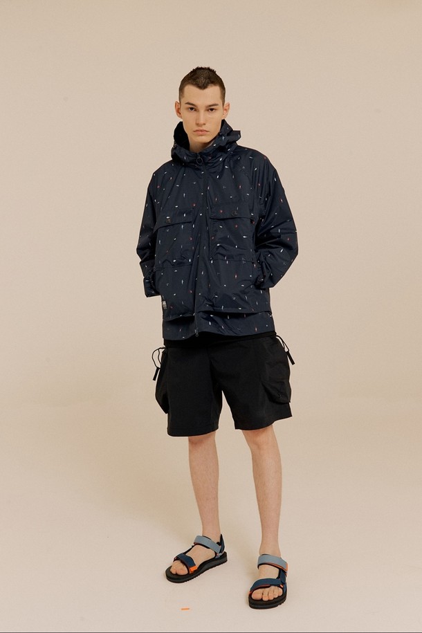 AOP 윈드브레이커 네이비는 남성용 윈드브레이커입니다. 봄, 여름 계절에 적합하며 방수 및 방풍 기능을 갖춰, 스포츠 활동이나 일상생활에서 활용하기 좋습니다. 네이비 컬러에 도트 무늬가 적용되었으며, 레귤러 핏과 집업 스타일로 스포티하고 캐주얼한 분위기를 연출합니다. 후드와 포켓 디테일이 있으며, 얇은 두께감과 부드러운 나일론 소재로 편안한 착용감을 제공합니다. 산책룩, 여행룩, 러닝룩 등 다양한 TPO에 활용 가능한 미니멀, 스포티, 캐주얼 스타일의 윈드브레이커입니다.
