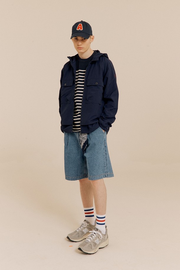 경량 윈드브레이커 NAVY는 가볍고 시원한 착용감을 제공하는 남성용 윈드브레이커입니다. 네이비 컬러에 무지 디자인으로 어떤 스타일에도 쉽게 매치할 수 있으며, 봄, 여름 시즌에 적합합니다. 경량 나일론 소재로 제작되어 방풍 기능과 가벼움을 동시에 갖추었습니다. 후드가 달려 있어 캐주얼하고 스포티한 스타일을 연출하며, 일상, 스포츠 활동, 여행 시에도 편안하게 착용할 수 있습니다. 레귤러핏에 집업 방식으로 간편하게 착용 가능하며, 크롭 기장과 긴 소매 디자인으로 활동성을 높였습니다.
