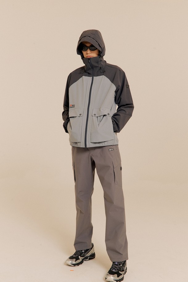 차콜 컬러의 앵글러 스트레치 재킷입니다. 남성용 아웃도어 및 일상용으로, 봄, 여름 시즌에 적합합니다. 스포티한 스타일의 레귤러 핏 재킷으로, 자외선 차단 및 통기 기능을 제공합니다. 후드 일체형 마스크, 후드 챙, 벤틸레이션, 다양한 지퍼 및 슬립 포켓, 밑단 및 소매단 밴딩 디테일이 돋보입니다. 신축성 있는 스트레치 소재로 활동성을 높였으며, 여행, 등산, 러닝 등 다양한 TPO에 어울립니다.
