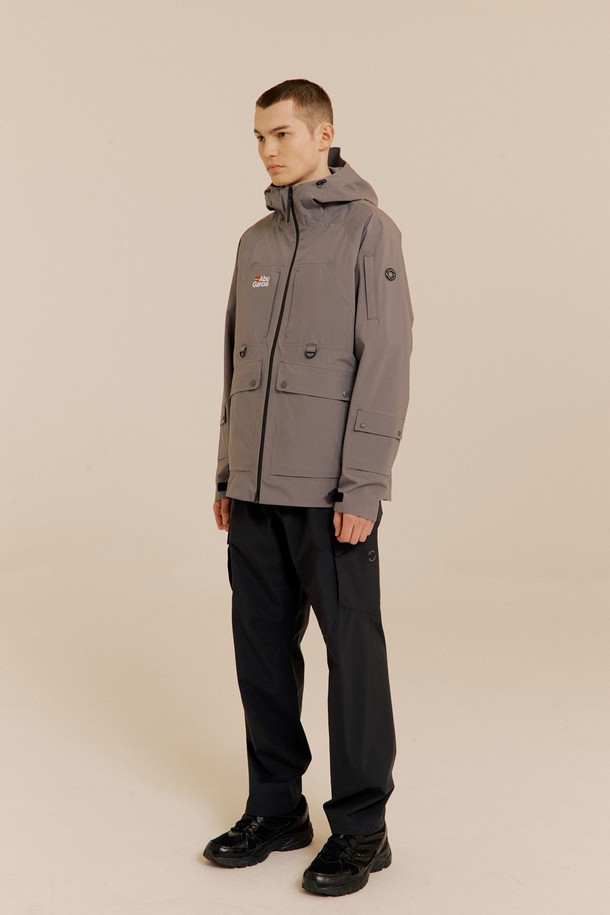 앵글러 3L 팬츠 BLACK는 남성용 낚시 및 아웃도어 활동에 적합한 긴 바지입니다. 방수, 방풍, 투습 기능을 갖춘 3LAYER 프리미엄 팬츠로, 재활용 나일론 소재를 사용하여 제작되었습니다. 레귤러핏 디자인에 입체 패턴과 허리 2마그넷 포켓, 사이드 2지퍼 포켓, 허리 후크 지퍼 등의 디테일을 더하여 스포티한 스타일을 연출합니다.
