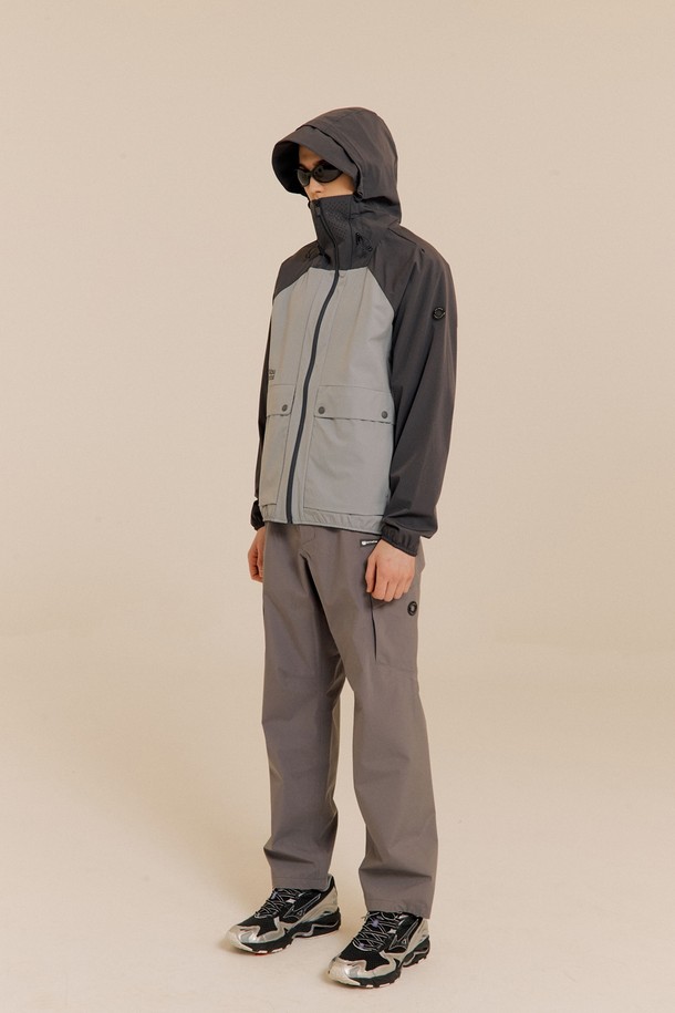 **앵글러 3L 팬츠 GREY**는 낚시 및 아웃도어 활동에 최적화된 남성용 긴 바지입니다. 뛰어난 방수, 방풍, 투습 기능을 갖춘 3LAYER 프리미엄 팬츠로, 리사이클된 친환경 나일론 소재를 사용하여 제작되었습니다. 레귤러핏으로 편안한 착용감을 제공하며, 입체 패턴, 2개의 사이드 지퍼 포켓, 허리 2마그넷 포켓, 허리 후크 지퍼, 고무 및 사이드 서클 와펜 등의 디테일로 스포티한 스타일을 완성합니다.
