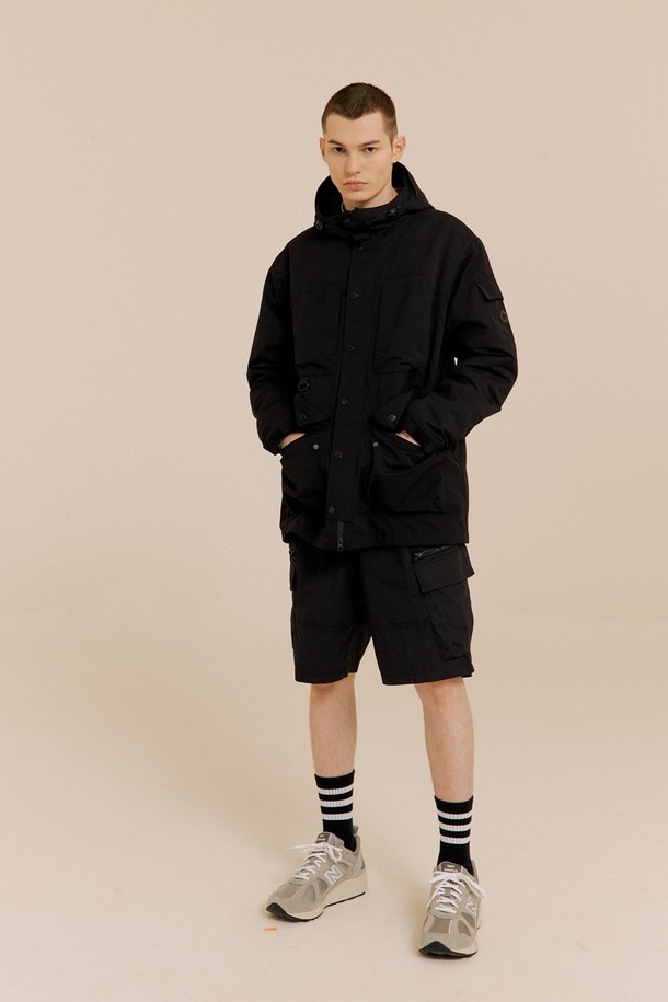 시그니처 레코드 자켓 BLACK은 남성을 위한 아우터입니다. 봄, 가을 계절에 착용하기 좋으며, 일상생활과 스포츠 활동 모두에 적합합니다. 나일론 소재로 제작되어 부드러운 촉감을 선사하며, 얇은 두께감으로 편안하게 착용할 수 있습니다. 스탠드 칼라와 사이드 포켓, 로고 디테일이 돋보이는 스포츠 자켓으로, 캐주얼, 스포티, 미니멀 스타일을 연출하기 좋습니다. 출근룩과 가을 나들이룩에 활용하여 멋스러운 스타일을 완성해보세요.
