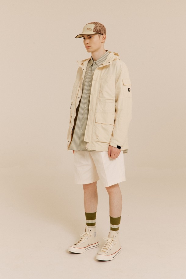 시그니처 레코드 재킷 LIGHT BEIGE는 가볍고 편안한 착용감을 제공하는 남녀 공용 재킷입니다. 라이트 베이지 색상의 무지 디자인으로, 캐주얼, 스포티, 미니멀한 스타일을 연출하기에 좋습니다. 봄, 가을 시즌에 적합하며, 일상, 산책, 여행, 등산 등 다양한 TPO에 활용할 수 있습니다. 방수 및 방풍 기능을 갖춘 나일론 소재로 제작되어 활동적인 날씨에도 쾌적함을 유지해 줍니다. 레귤러 핏에 후드, 포켓, 집업 여밈 방식, 긴 소매 디테일이 더해져 실용성을 높였습니다.
