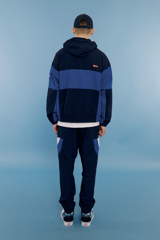 네이비 컬러의 웜업 조거는 남성용 트레이닝 조거팬츠입니다. 봄, 여름 시즌에 적합하며 스포티하고 캐주얼한 스타일을 연출합니다. 허리 및 밑단 밴딩 처리와 허리 스트링으로 편안한 착용감을 제공하며, 사이드 컬러 블록 디자인이 돋보입니다. 앞면 2 포켓과 뒷면 2 벨크로 포켓으로 실용성을 더했으며, 조거핏과 입체 패턴으로 활동성을 높였습니다. 피트니스룩, 집콕룩, 산책룩 등 다양한 TPO에 활용하기 좋습니다.
