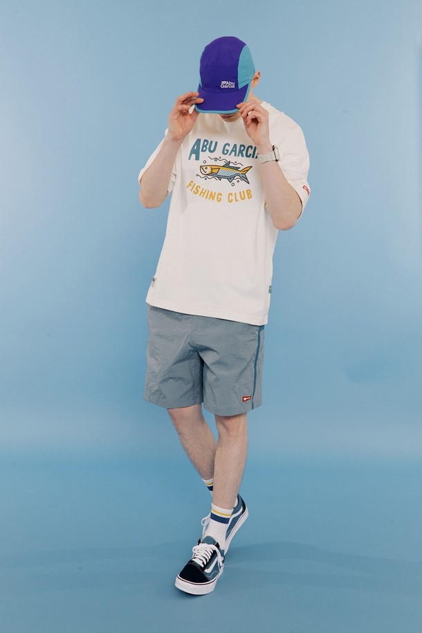 아이보리 컬러의 버블 피쉬 반팔 티셔츠입니다. 봄, 여름 시즌에 착용하기 좋으며, 캐주얼 스타일을 연출할 수 있습니다. 면과 폴리에스테르 혼방 소재로 제작되어 부드러운 촉감을 자랑합니다. 라운드넥에 레귤러핏으로 편안하게 착용 가능하며, 물고기 프린트가 돋보입니다. 넥 테이프 처리, 하단, 소매, 사이드 직조 라벨 디테일로 완성도를 높였습니다. 동네 마실룩, 여행룩 등 다양한 TPO에 활용할 수 있습니다.
