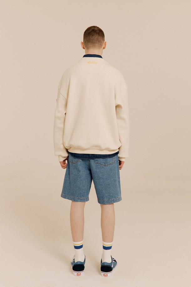 "스방스타 맨투맨 IVORY"는 캐주얼, 스포티, 미니멀 스타일을 추구하는 분들을 위한 맨투맨입니다. 봄, 가을에 활용하기 좋은 면 혼방 소재로 제작되어 부드러운 촉감을 선사합니다. 라운드넥에 레귤러핏으로 제작되었으며, 일상생활뿐만 아니라 가벼운 산책 시에도 편안하게 착용할 수 있습니다. 소매 서클 와펜과 사이드 스웨덴 플래그 라벨이 디자인 포인트를 더하며, 넥테이프, 소매단 및 밑단 립 처리로 깔끔한 마무리를 보여줍니다. 아이보리 컬러의 레귤러 기장 긴소매 맨투맨으로, 다양한 룩에 활용하기 좋습니다.
