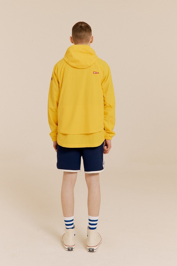 옐로우 컬러의 남성용 경량 윈드브레이커입니다. 봄, 여름철에 적합하며, 가볍고 방풍 기능이 있어 일상 및 스포츠 활동에 활용하기 좋습니다. 레귤러핏으로 제작되었으며, 스포티, 캐주얼, 미니멀 스타일을 연출할 수 있습니다. 앞면 2개의 아웃포켓과 지퍼포켓, 후드 스트링, 소매 서클 와펜, 뒷면 고무 와펜, 더블 레이어드 디자인이 특징입니다. 나일론 소재로 제작되어 얇은 두께감을 자랑하며, 산책룩, 여행룩, 피트니스룩에 잘 어울립니다.
