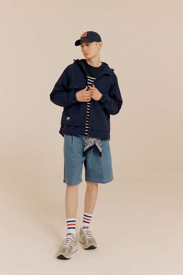 경량 윈드브레이커 NAVY는 가볍고 시원한 착용감을 제공하는 남성용 윈드브레이커입니다. 네이비 컬러에 무지 디자인으로 어떤 스타일에도 쉽게 매치할 수 있으며, 봄, 여름 시즌에 적합합니다. 경량 나일론 소재로 제작되어 방풍 기능과 가벼움을 동시에 갖추었습니다. 후드가 달려 있어 캐주얼하고 스포티한 스타일을 연출하며, 일상, 스포츠 활동, 여행 시에도 편안하게 착용할 수 있습니다. 레귤러핏에 집업 방식으로 간편하게 착용 가능하며, 크롭 기장과 긴 소매 디자인으로 활동성을 높였습니다.
