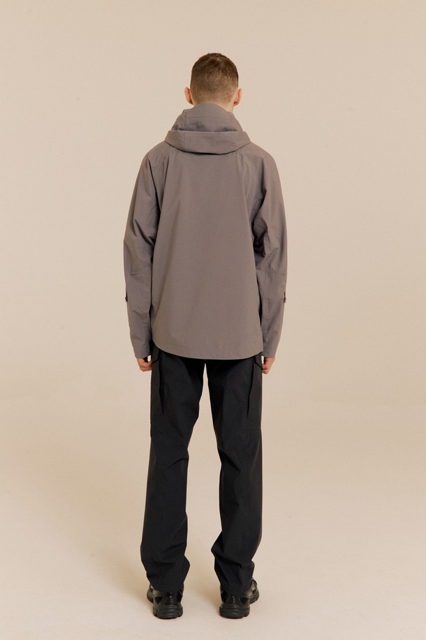 앵글러 3L 팬츠 BLACK는 남성용 낚시 및 아웃도어 활동에 적합한 긴 바지입니다. 방수, 방풍, 투습 기능을 갖춘 3LAYER 프리미엄 팬츠로, 재활용 나일론 소재를 사용하여 제작되었습니다. 레귤러핏 디자인에 입체 패턴과 허리 2마그넷 포켓, 사이드 2지퍼 포켓, 허리 후크 지퍼 등의 디테일을 더하여 스포티한 스타일을 연출합니다.
