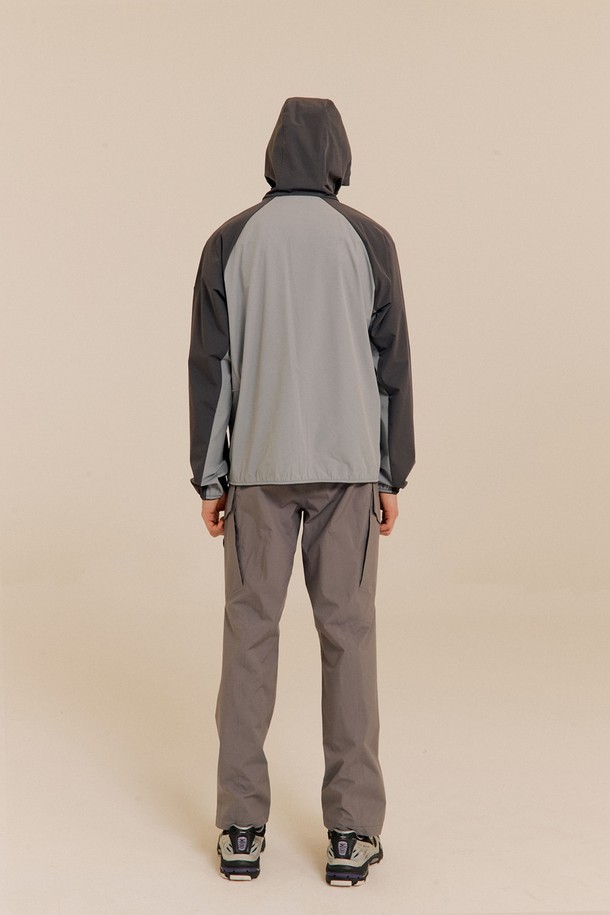 **앵글러 3L 팬츠 GREY**는 낚시 및 아웃도어 활동에 최적화된 남성용 긴 바지입니다. 뛰어난 방수, 방풍, 투습 기능을 갖춘 3LAYER 프리미엄 팬츠로, 리사이클된 친환경 나일론 소재를 사용하여 제작되었습니다. 레귤러핏으로 편안한 착용감을 제공하며, 입체 패턴, 2개의 사이드 지퍼 포켓, 허리 2마그넷 포켓, 허리 후크 지퍼, 고무 및 사이드 서클 와펜 등의 디테일로 스포티한 스타일을 완성합니다.
