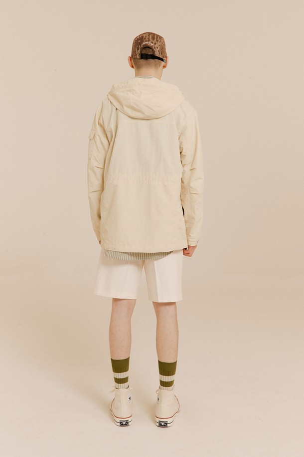 시그니처 레코드 재킷 LIGHT BEIGE는 가볍고 편안한 착용감을 제공하는 남녀 공용 재킷입니다. 라이트 베이지 색상의 무지 디자인으로, 캐주얼, 스포티, 미니멀한 스타일을 연출하기에 좋습니다. 봄, 가을 시즌에 적합하며, 일상, 산책, 여행, 등산 등 다양한 TPO에 활용할 수 있습니다. 방수 및 방풍 기능을 갖춘 나일론 소재로 제작되어 활동적인 날씨에도 쾌적함을 유지해 줍니다. 레귤러 핏에 후드, 포켓, 집업 여밈 방식, 긴 소매 디테일이 더해져 실용성을 높였습니다.
