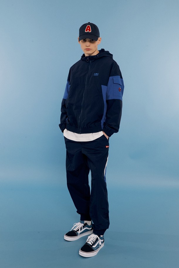 네이비 컬러의 웜업 조거는 남성용 트레이닝 조거팬츠입니다. 봄, 여름 시즌에 적합하며 스포티하고 캐주얼한 스타일을 연출합니다. 허리 및 밑단 밴딩 처리와 허리 스트링으로 편안한 착용감을 제공하며, 사이드 컬러 블록 디자인이 돋보입니다. 앞면 2 포켓과 뒷면 2 벨크로 포켓으로 실용성을 더했으며, 조거핏과 입체 패턴으로 활동성을 높였습니다. 피트니스룩, 집콕룩, 산책룩 등 다양한 TPO에 활용하기 좋습니다.
