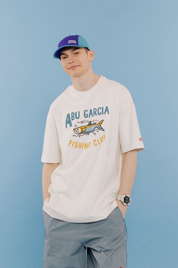 아이보리 컬러의 버블 피쉬 반팔 티셔츠입니다. 봄, 여름 시즌에 착용하기 좋으며, 캐주얼 스타일을 연출할 수 있습니다. 면과 폴리에스테르 혼방 소재로 제작되어 부드러운 촉감을 자랑합니다. 라운드넥에 레귤러핏으로 편안하게 착용 가능하며, 물고기 프린트가 돋보입니다. 넥 테이프 처리, 하단, 소매, 사이드 직조 라벨 디테일로 완성도를 높였습니다. 동네 마실룩, 여행룩 등 다양한 TPO에 활용할 수 있습니다.
