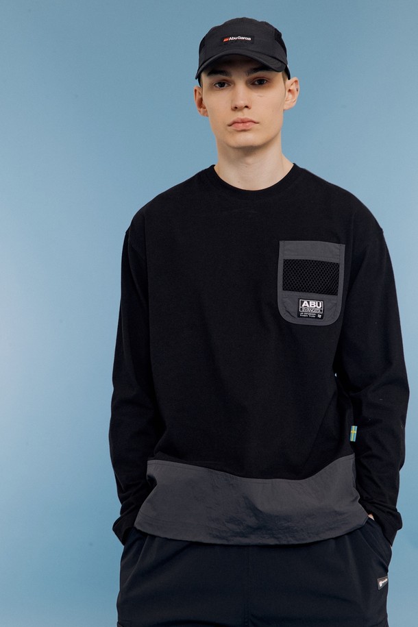 메쉬 포켓 긴팔 티셔츠 BLACK는 봄, 가을에 착용하기 좋은 공용 긴팔 티셔츠입니다. 부드러운 면혼방 소재로 제작되어 흡습 기능이 있으며, 레귤러 핏으로 편안하게 착용할 수 있습니다. 라운드넥 디자인에 밑단 스트링, 넥 테이프, 가슴 및 사이드 직조 라벨, 뒷면 프린트와 메쉬 포켓 디테일이 돋보입니다. 아웃도어 활동이나 일상에서 캐주얼, 스포티, 미니멀한 스타일로 연출하기 좋으며, 산책, 여행, 등산룩으로 활용하기 좋습니다.
