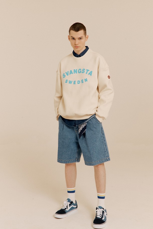 "스방스타 맨투맨 IVORY"는 캐주얼, 스포티, 미니멀 스타일을 추구하는 분들을 위한 맨투맨입니다. 봄, 가을에 활용하기 좋은 면 혼방 소재로 제작되어 부드러운 촉감을 선사합니다. 라운드넥에 레귤러핏으로 제작되었으며, 일상생활뿐만 아니라 가벼운 산책 시에도 편안하게 착용할 수 있습니다. 소매 서클 와펜과 사이드 스웨덴 플래그 라벨이 디자인 포인트를 더하며, 넥테이프, 소매단 및 밑단 립 처리로 깔끔한 마무리를 보여줍니다. 아이보리 컬러의 레귤러 기장 긴소매 맨투맨으로, 다양한 룩에 활용하기 좋습니다.
