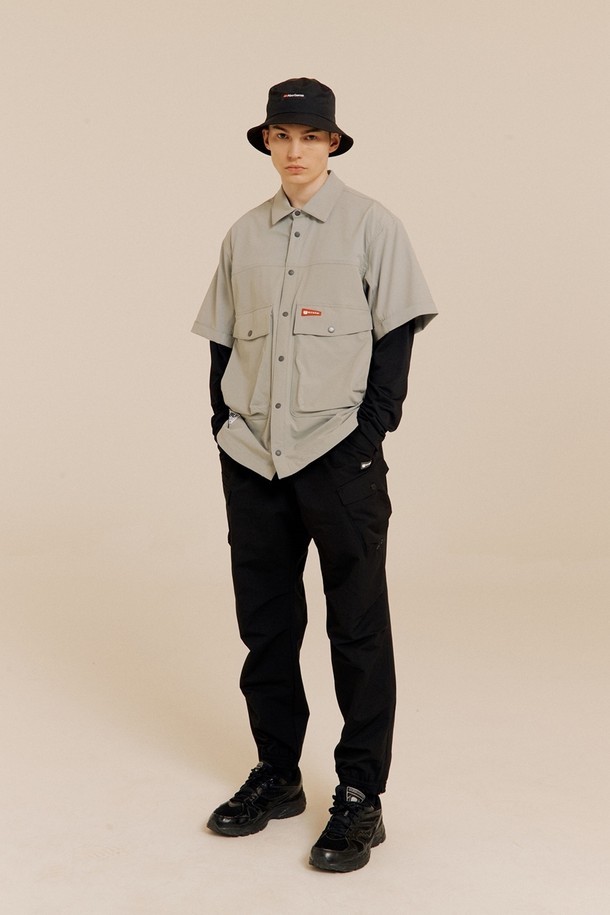 스방스타 조거 BLACK은 남성용 조거팬츠입니다. 블랙 컬러의 무지 디자인으로, 스포츠 활동과 일상 모두에 적합합니다. 봄, 여름 시즌에 착용하기 좋으며, 스포티함과 캐주얼한 스타일을 연출할 수 있습니다. 입체 패턴, 밑단 지퍼, 허리 스트링, 앞면 4개, 뒷면 2개의 포켓으로 실용성을 더했고, 밴딩 처리로 편안한 착용감을 제공합니다. 허리 사이즈 조절이 가능하며, 스방스타 직조 라벨로 포인트를 더했습니다. 피트니스룩, 러닝룩, 미니멀한 스타일을 즐기는 분들에게 추천합니다.
