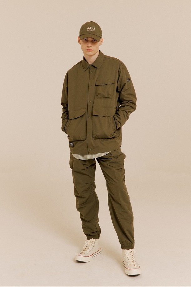 스방스타 조거 카키는 남성용 조거 팬츠입니다. 캐주얼, 스포티, 미니멀 스타일을 모두 아우르며, 스포츠 활동과 일상생활에서 두루 활용할 수 있습니다. 봄, 여름 시즌에 적합하며, 릴랙스핏으로 편안한 착용감을 제공합니다. 입체 패턴, 밑단 지퍼, 허리 스트링, 앞면 4개와 뒷면 2개의 포켓, 사이즈 조절 기능이 특징이며, 셋업으로도 연출할 수 있습니다. 동네 마실룩, 여행룩, 피트니스룩 등 다양한 TPO에 매치하여 개성 있는 스타일을 완성해보세요.
