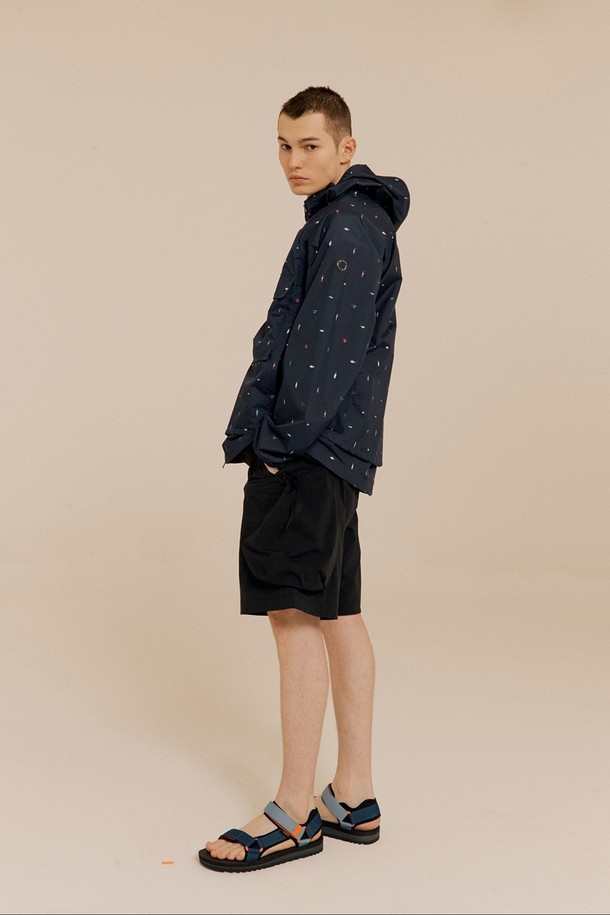 AOP 윈드브레이커 네이비는 남성용 윈드브레이커입니다. 봄, 여름 계절에 적합하며 방수 및 방풍 기능을 갖춰, 스포츠 활동이나 일상생활에서 활용하기 좋습니다. 네이비 컬러에 도트 무늬가 적용되었으며, 레귤러 핏과 집업 스타일로 스포티하고 캐주얼한 분위기를 연출합니다. 후드와 포켓 디테일이 있으며, 얇은 두께감과 부드러운 나일론 소재로 편안한 착용감을 제공합니다. 산책룩, 여행룩, 러닝룩 등 다양한 TPO에 활용 가능한 미니멀, 스포티, 캐주얼 스타일의 윈드브레이커입니다.
