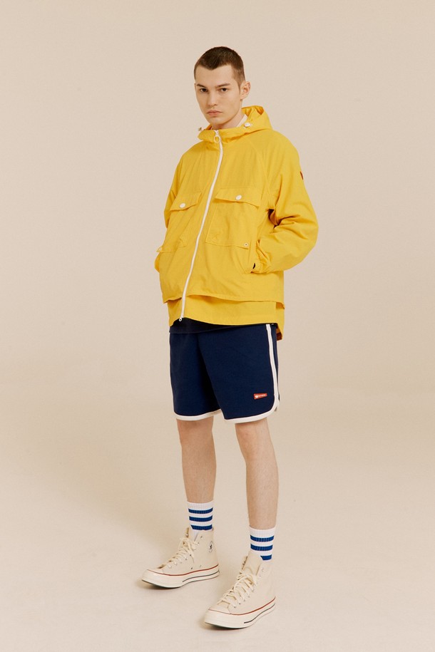 옐로우 컬러의 남성용 경량 윈드브레이커입니다. 봄, 여름철에 적합하며, 가볍고 방풍 기능이 있어 일상 및 스포츠 활동에 활용하기 좋습니다. 레귤러핏으로 제작되었으며, 스포티, 캐주얼, 미니멀 스타일을 연출할 수 있습니다. 앞면 2개의 아웃포켓과 지퍼포켓, 후드 스트링, 소매 서클 와펜, 뒷면 고무 와펜, 더블 레이어드 디자인이 특징입니다. 나일론 소재로 제작되어 얇은 두께감을 자랑하며, 산책룩, 여행룩, 피트니스룩에 잘 어울립니다.
