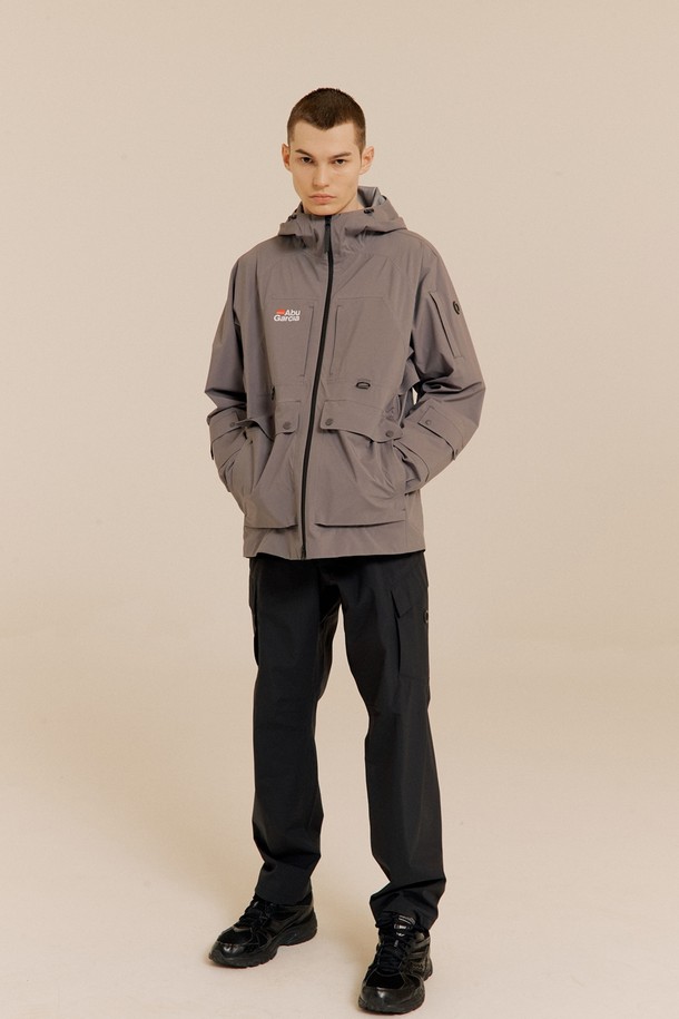 앵글러 3L 팬츠 BLACK는 남성용 낚시 및 아웃도어 활동에 적합한 긴 바지입니다. 방수, 방풍, 투습 기능을 갖춘 3LAYER 프리미엄 팬츠로, 재활용 나일론 소재를 사용하여 제작되었습니다. 레귤러핏 디자인에 입체 패턴과 허리 2마그넷 포켓, 사이드 2지퍼 포켓, 허리 후크 지퍼 등의 디테일을 더하여 스포티한 스타일을 연출합니다.
