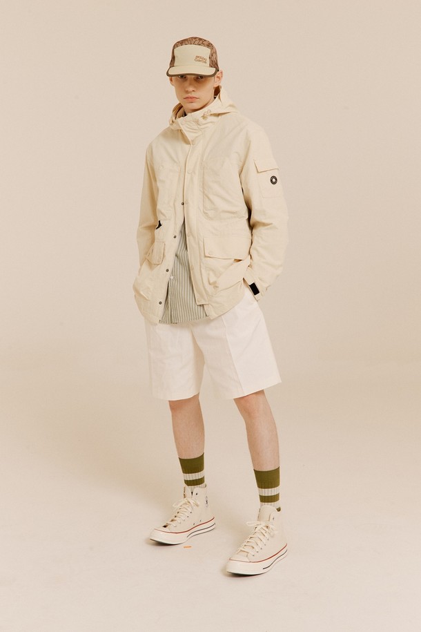 시그니처 레코드 재킷 LIGHT BEIGE는 가볍고 편안한 착용감을 제공하는 남녀 공용 재킷입니다. 라이트 베이지 색상의 무지 디자인으로, 캐주얼, 스포티, 미니멀한 스타일을 연출하기에 좋습니다. 봄, 가을 시즌에 적합하며, 일상, 산책, 여행, 등산 등 다양한 TPO에 활용할 수 있습니다. 방수 및 방풍 기능을 갖춘 나일론 소재로 제작되어 활동적인 날씨에도 쾌적함을 유지해 줍니다. 레귤러 핏에 후드, 포켓, 집업 여밈 방식, 긴 소매 디테일이 더해져 실용성을 높였습니다.
