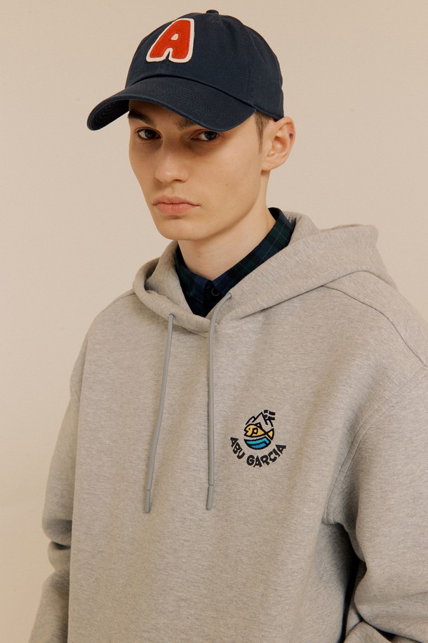 피싱 베이직 후디 멜란지 그레이는 남성용 후드티로, 베이직하고 캐주얼한 스타일을 추구합니다. 멜란지 그레이 컬러에 면과 기모 소재를 사용하여 부드러운 촉감과 두꺼운 두께로 제작되어 봄, 가을, 겨울에 착용하기 좋습니다. 캥거루 포켓, 립 디테일, 스트링 후드, 고무 짜임이 적용되어 실용성과 디자인을 모두 갖췄으며, 레귤러핏으로 편안하게 착용 가능합니다. 동네 마실룩, 집콕룩, 겨울 데일리룩 등 다양한 TPO에 활용할 수 있으며, 캐주얼, 미니멀, 클래식 스타일을 즐기는 고객에게 적합합니다.
