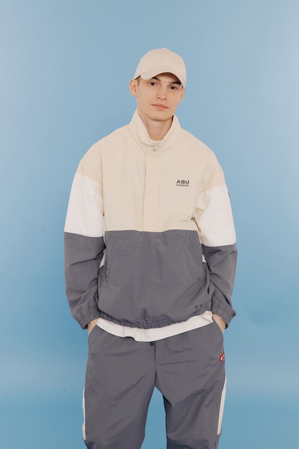 **웜업 아노락 라이트 베이지**는 가볍고 부드러운 나일론 소재로 제작되어 봄, 가을 간절기에 착용하기 좋은 남성 아노락입니다. 라이트 베이지와 그레이 두 가지 색상으로 출시되었으며, 스포티하면서도 캐주얼한 스타일을 연출할 수 있습니다. 오버핏 디자인에 반집업과 스트링 디테일이 더해져 활동성을 높였으며, 산책, 여행, 등산 등 다양한 TPO에 활용 가능합니다. 무지 디자인으로 미니멀한 스타일을 선호하는 분들께 추천하며, 얇은 두께감으로 간편하게 착용할 수 있습니다.
